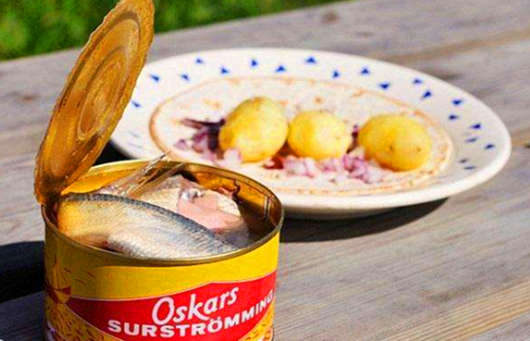 瑞典鲱鱼罐头堪称世界最臭的食物，当地人8月竟开派对品尝！